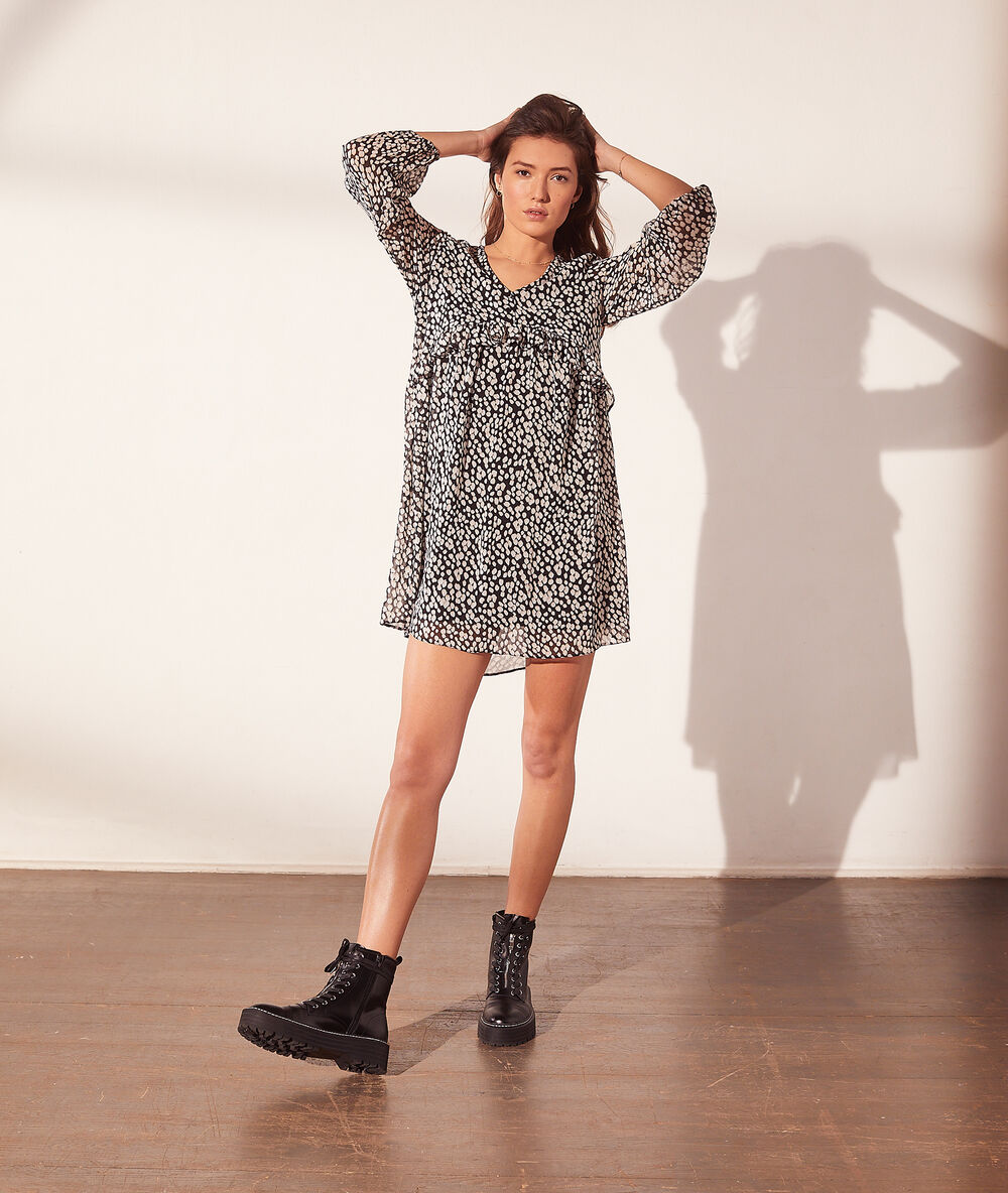 Vestido estampado floral negro.