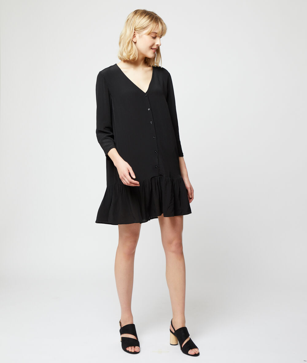 Vestido camisero negro.