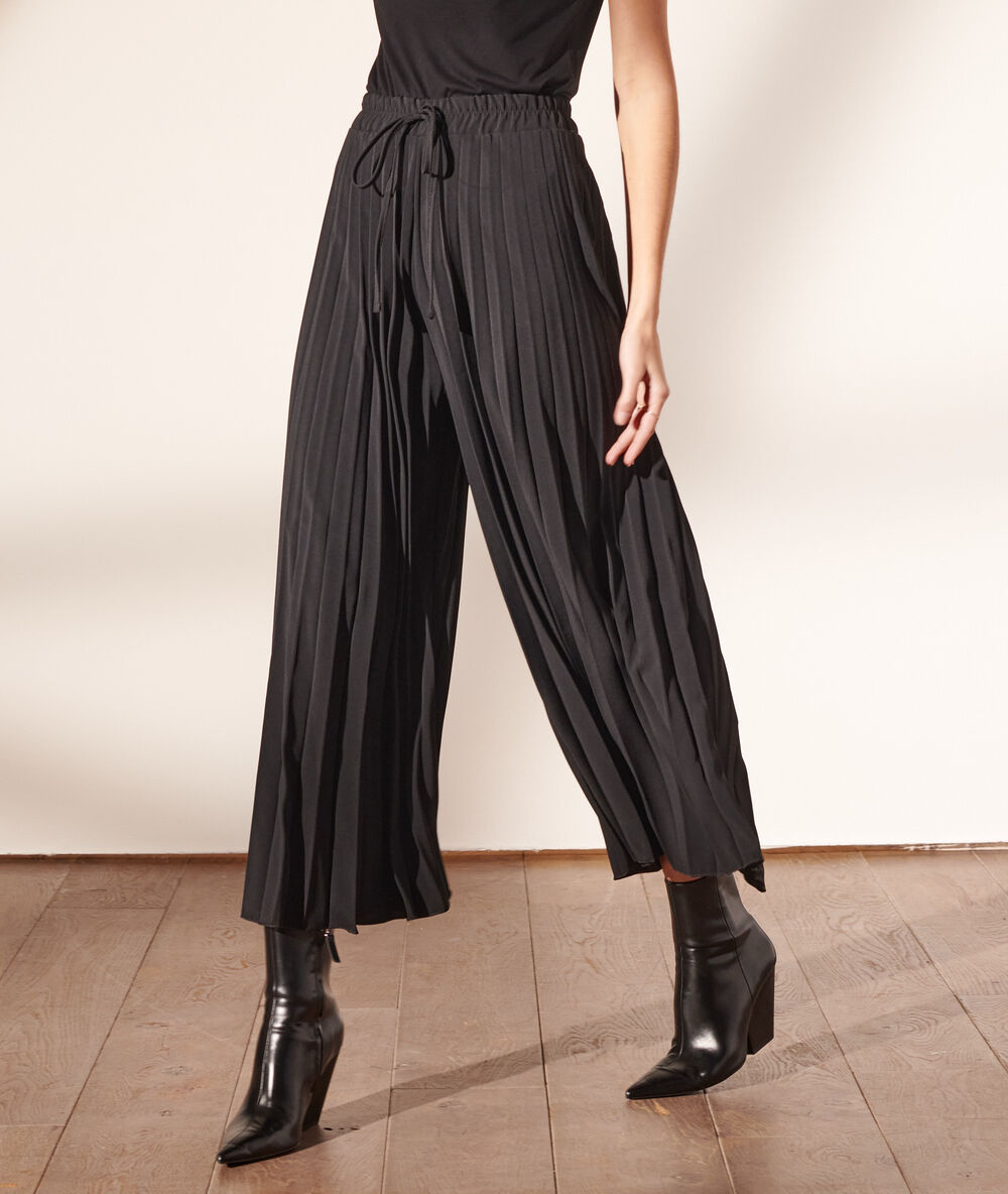 Pantalón largo plisado negro.