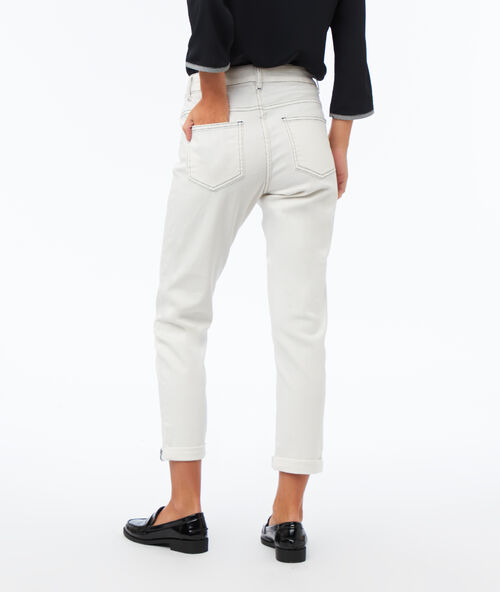 Pantalón vaquero estilo boyfriend crudo.