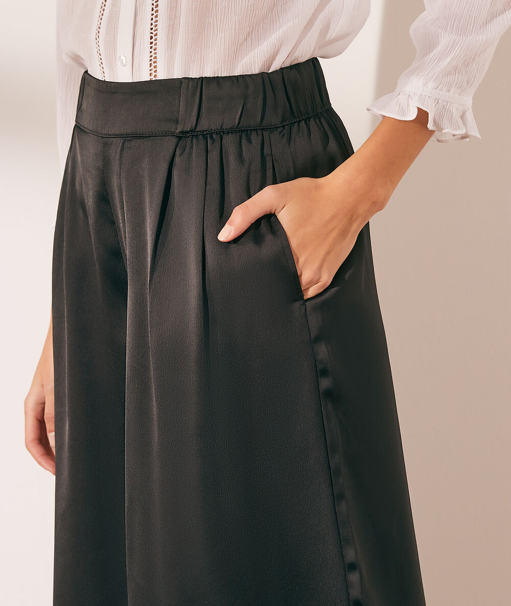 Pantalón ancho satinado negro.