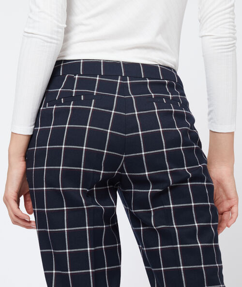 Pantalón cigarette a cuadros azul marino.