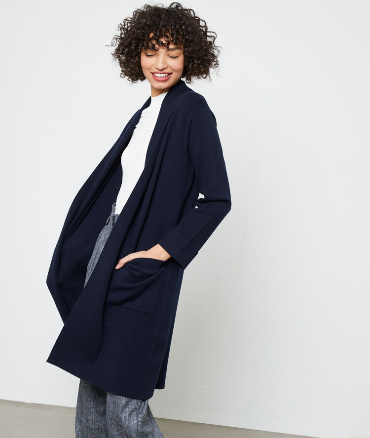 Chaqueta larga con bolsillos azul marino.