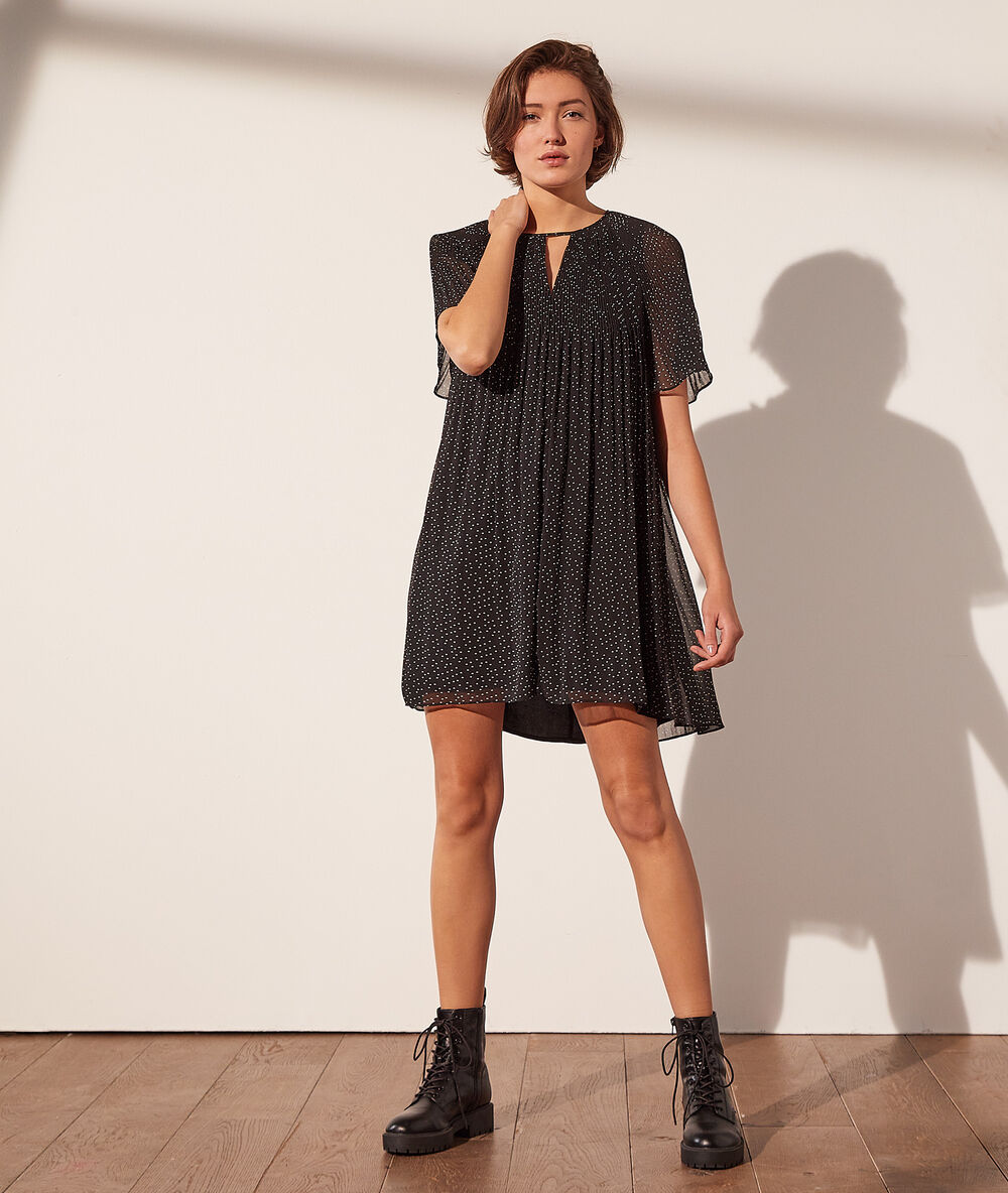 Vestido plisado estampado negro.