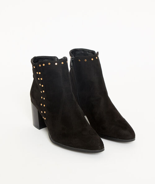 Botines con tachuelas y talón negro.
