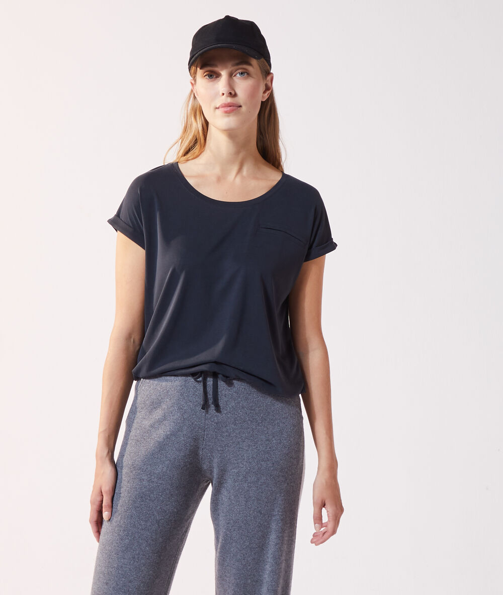 Camiseta con bolsillo negro.