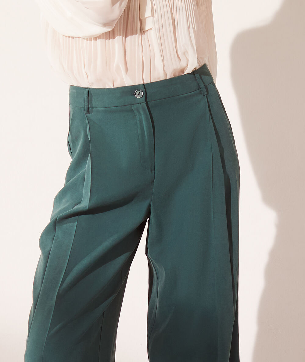 Pantalón holgado verde.