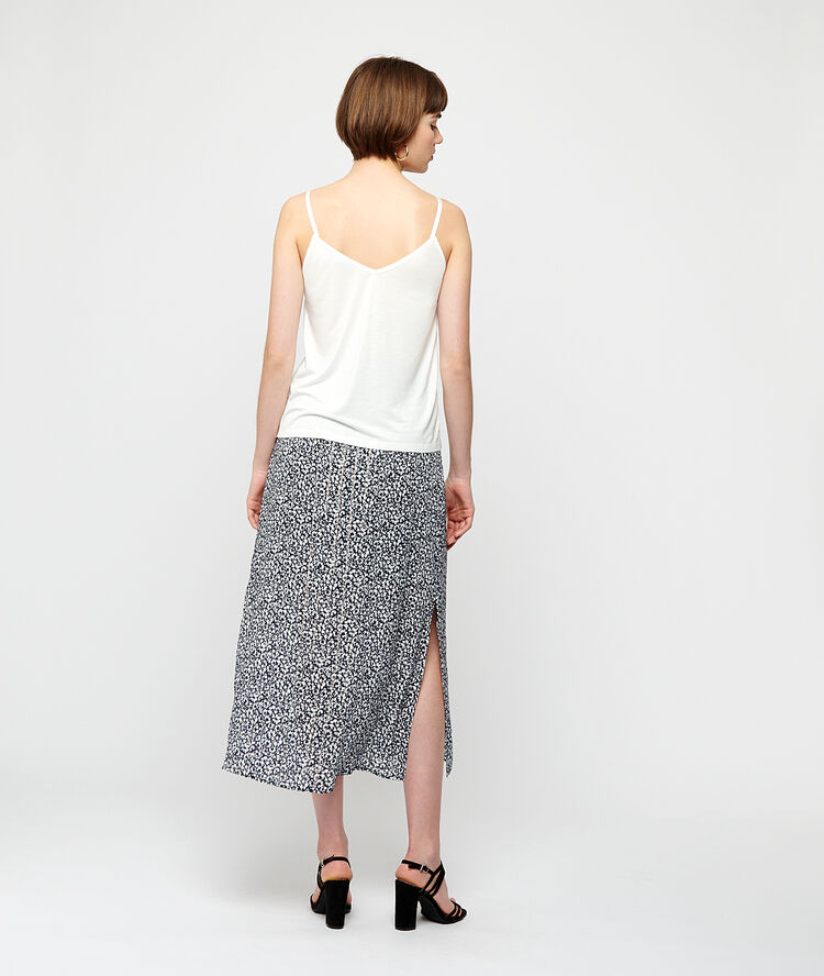 Camisola satinada escote de encaje crudo.