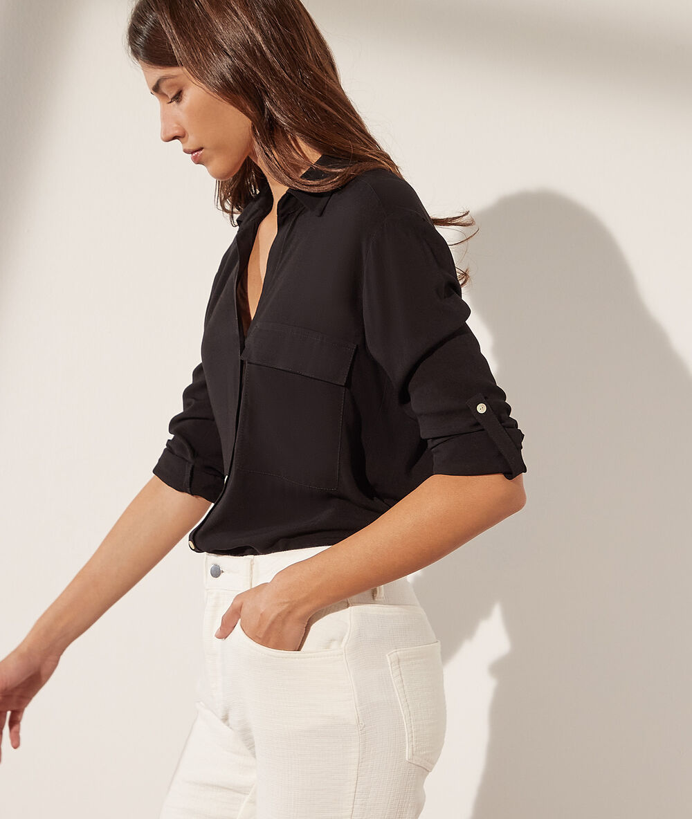 Camisa con bolsillo negro.