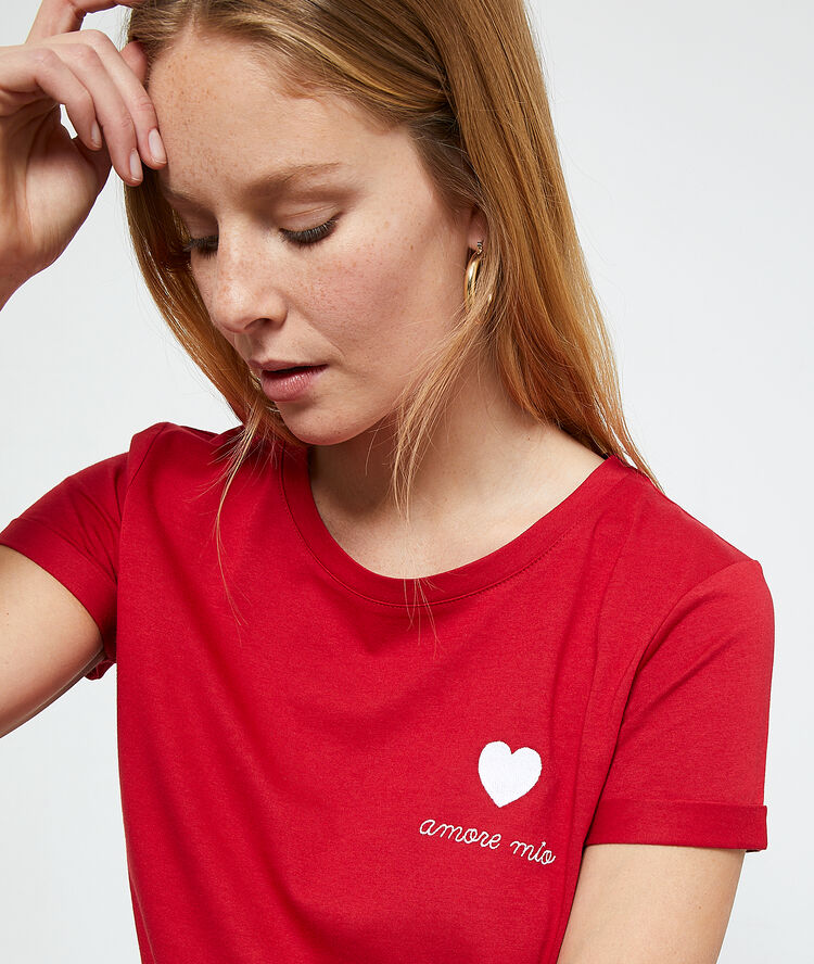 Camiseta ‘amore mio’ bordado carmín.