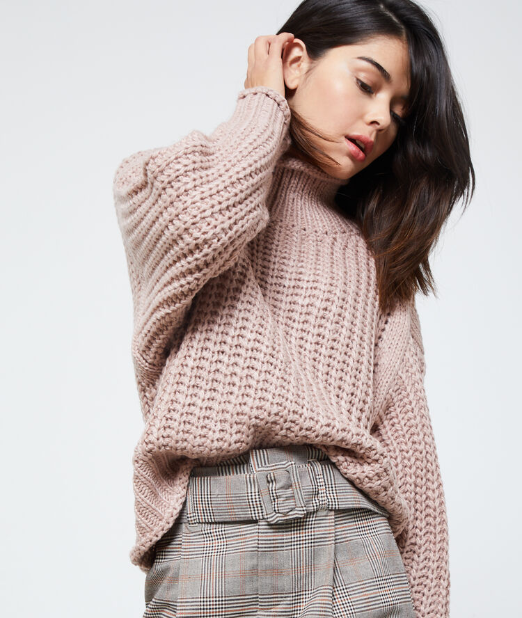 Jersey cuello alto punto grueso crema.