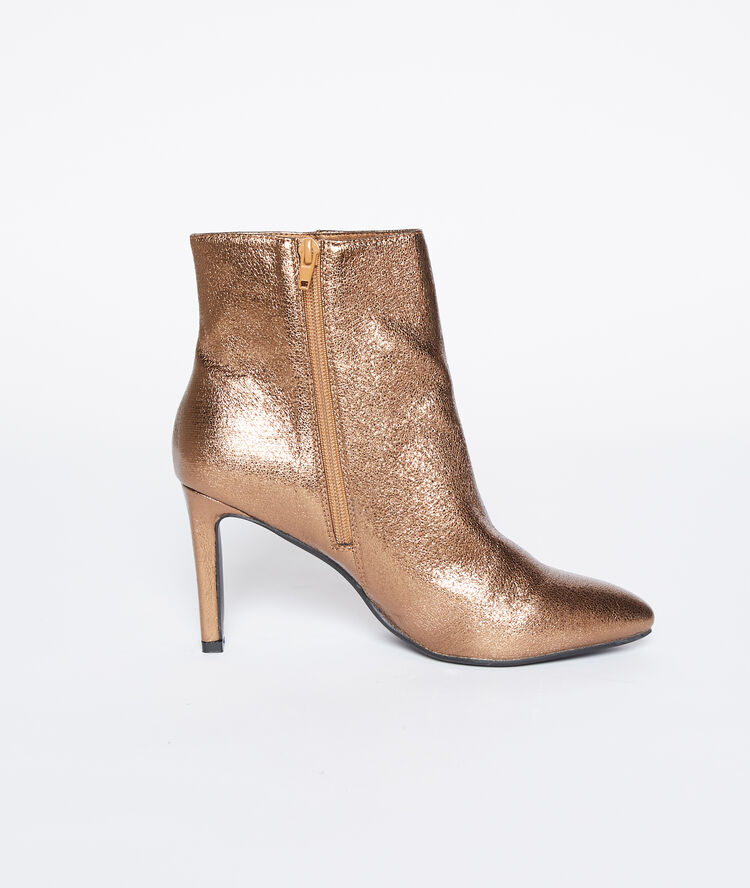 Botines dorados con talón dorado.