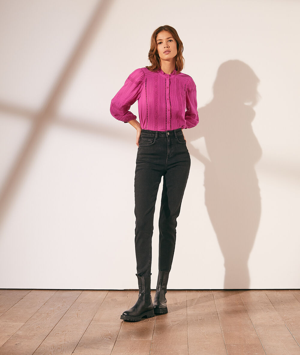Blusa con detalles de encaje fucsia.