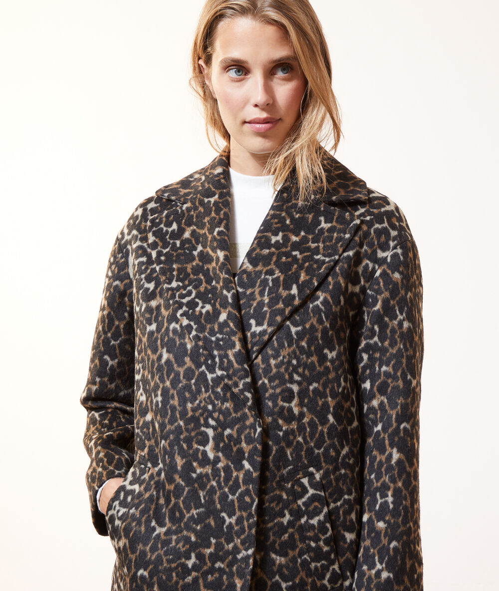 Abrigo recto estampado leopardo negro.