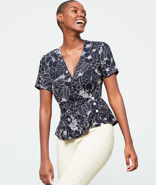 Blusa cruzada estampado floral negro.