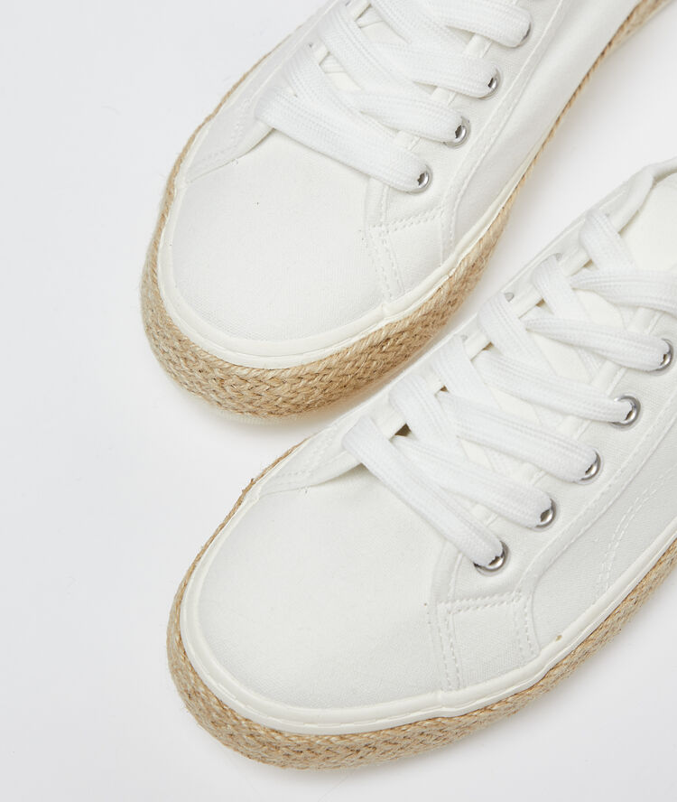 Zapatillas efecto trenzado blanco.
