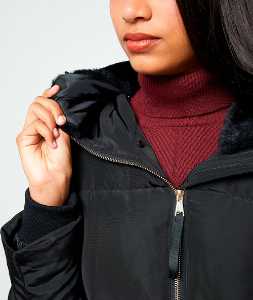 Abrigo con cuello de piel sintética negro.