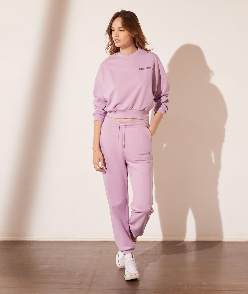 Sudadera con mensaje lila.