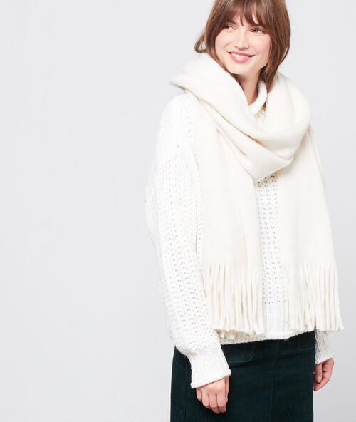 Bufanda lisa con flecos crudo.