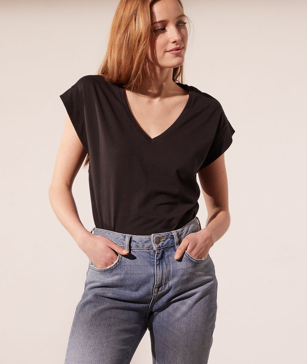 Camiseta escote en v negro.