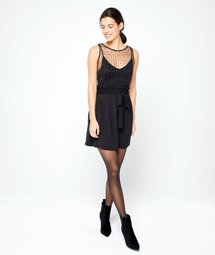 Top de efecto transparente y forro superior negro.