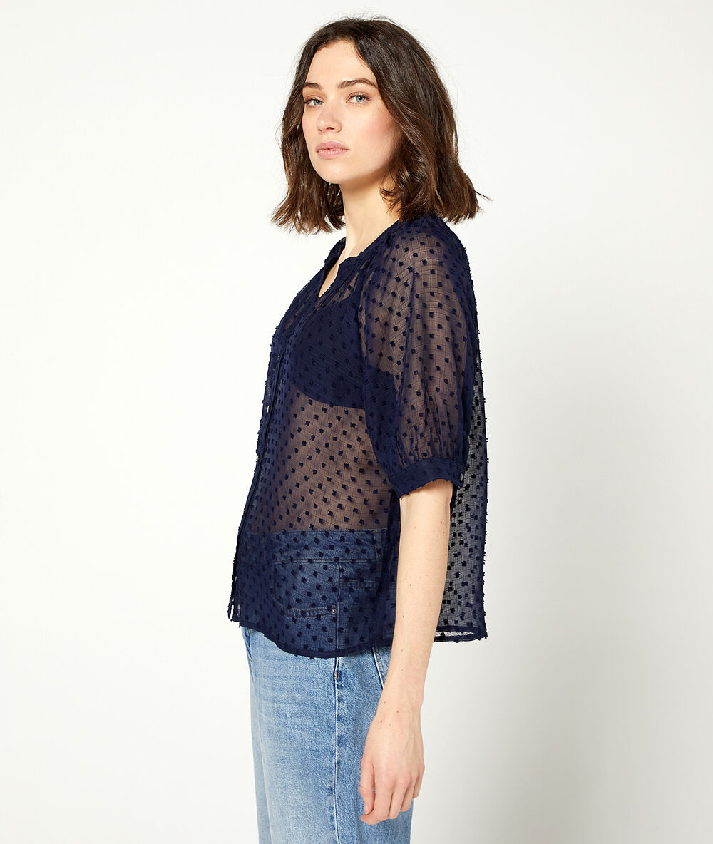 Blusa de plumetis azul marino.