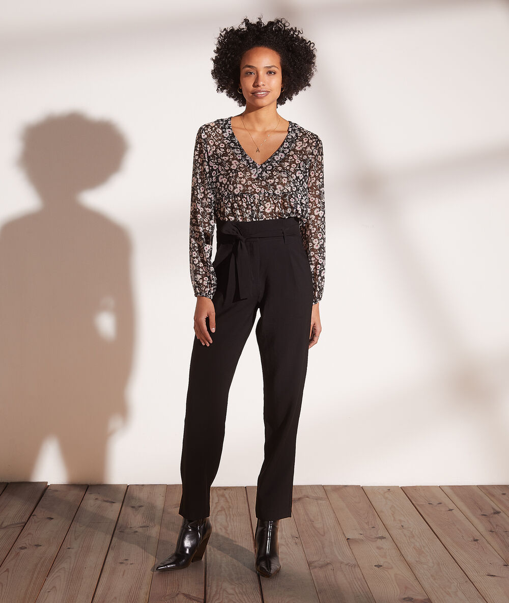 Pantalón zanahoria con lazada negro.