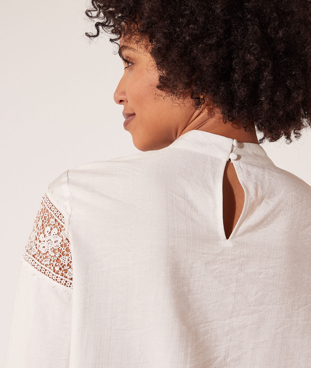 Blusa con motivos de encaje crudo.