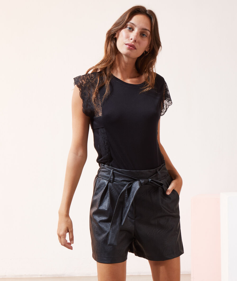 Camiseta con motivos de encaje negro.