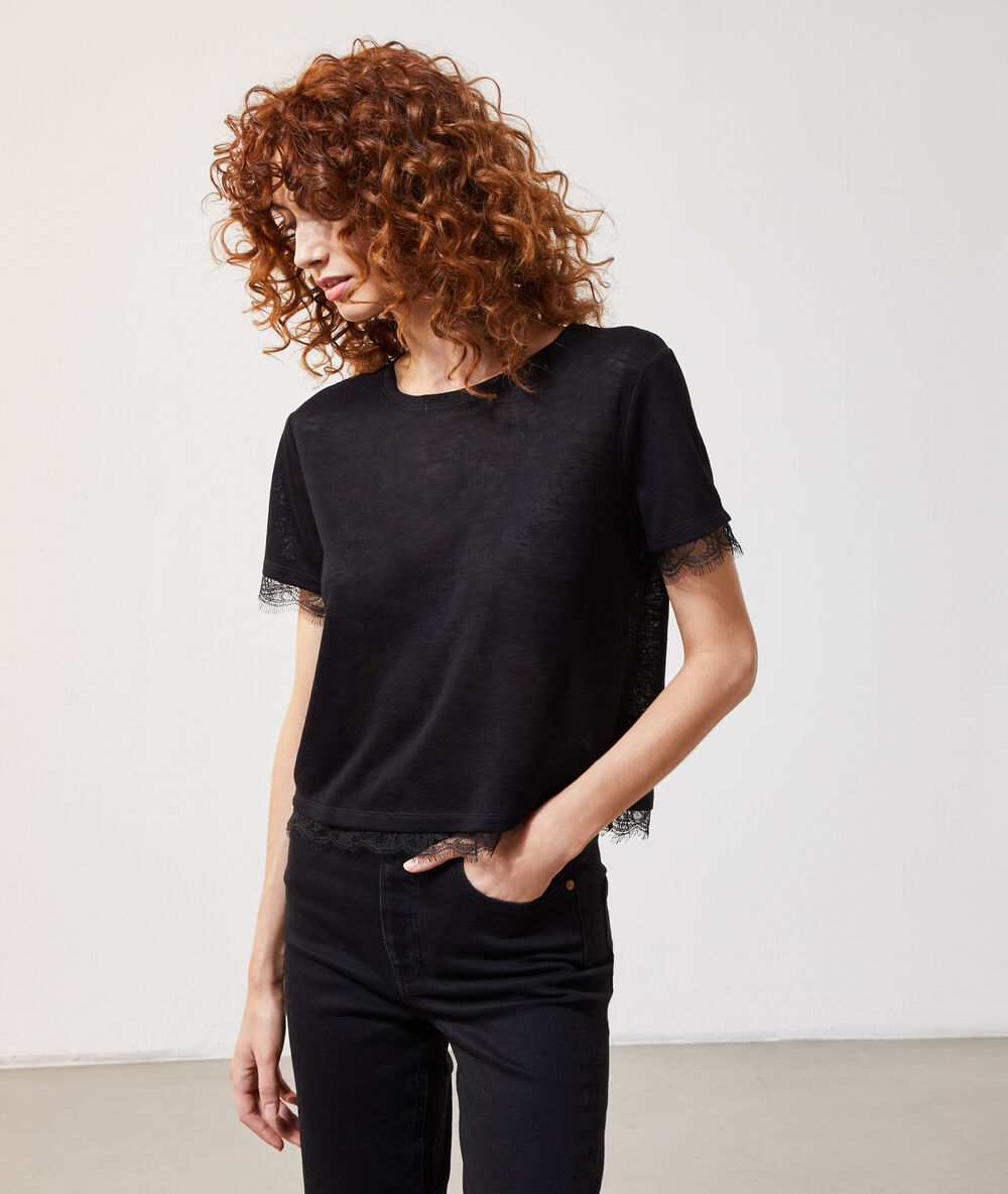 Camiseta con motivos de encaje negro.