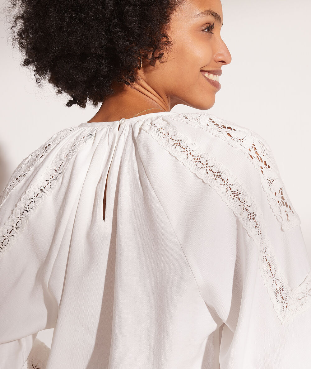 Blusa motivos de encaje blanco.