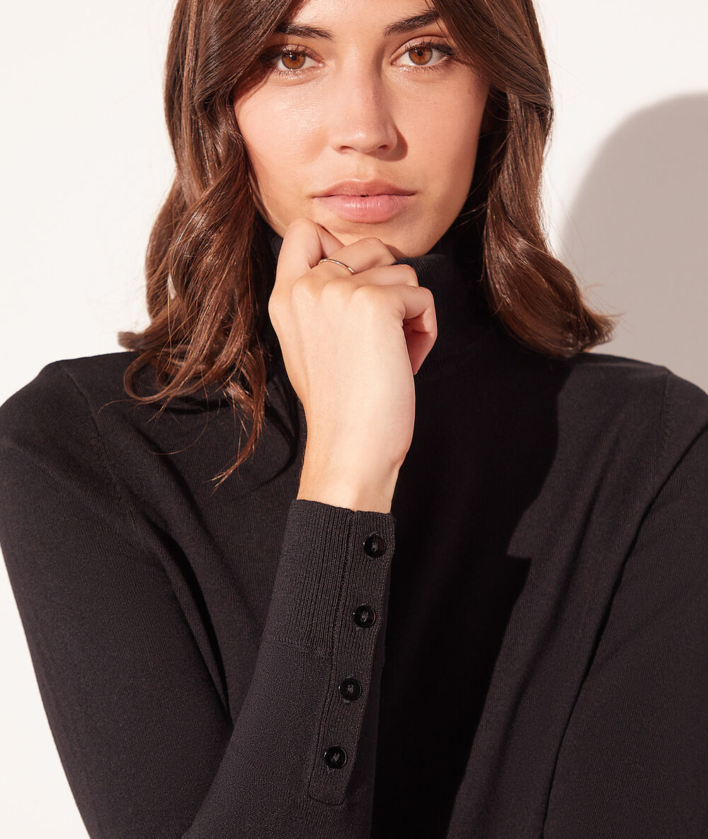 Jersey cuello alto negro.