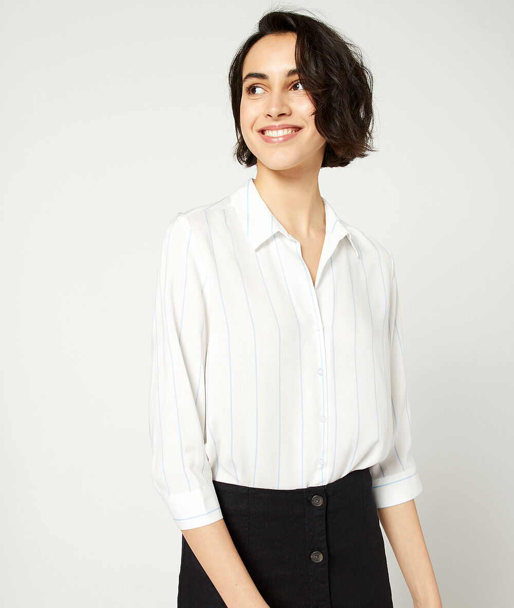 Camisa a rayas azul.