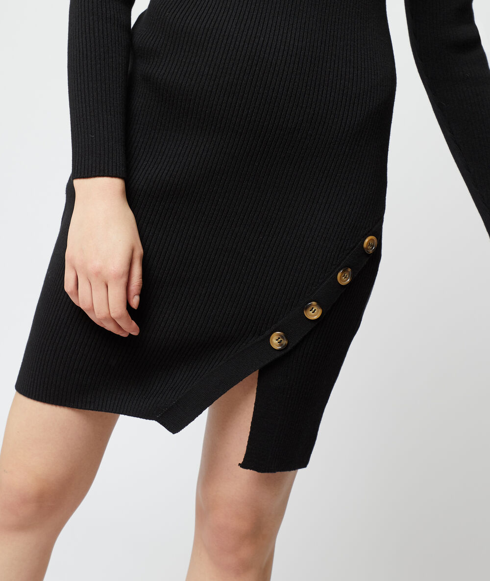 Vestido abotonado negro.