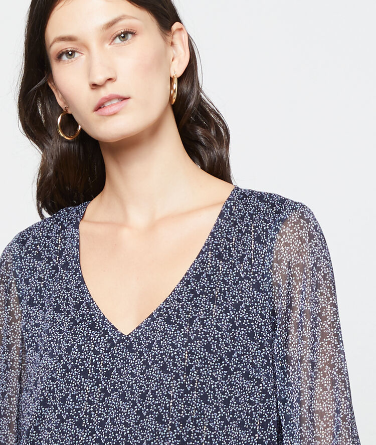 Vestido vaporoso estampado floral azul marino.
