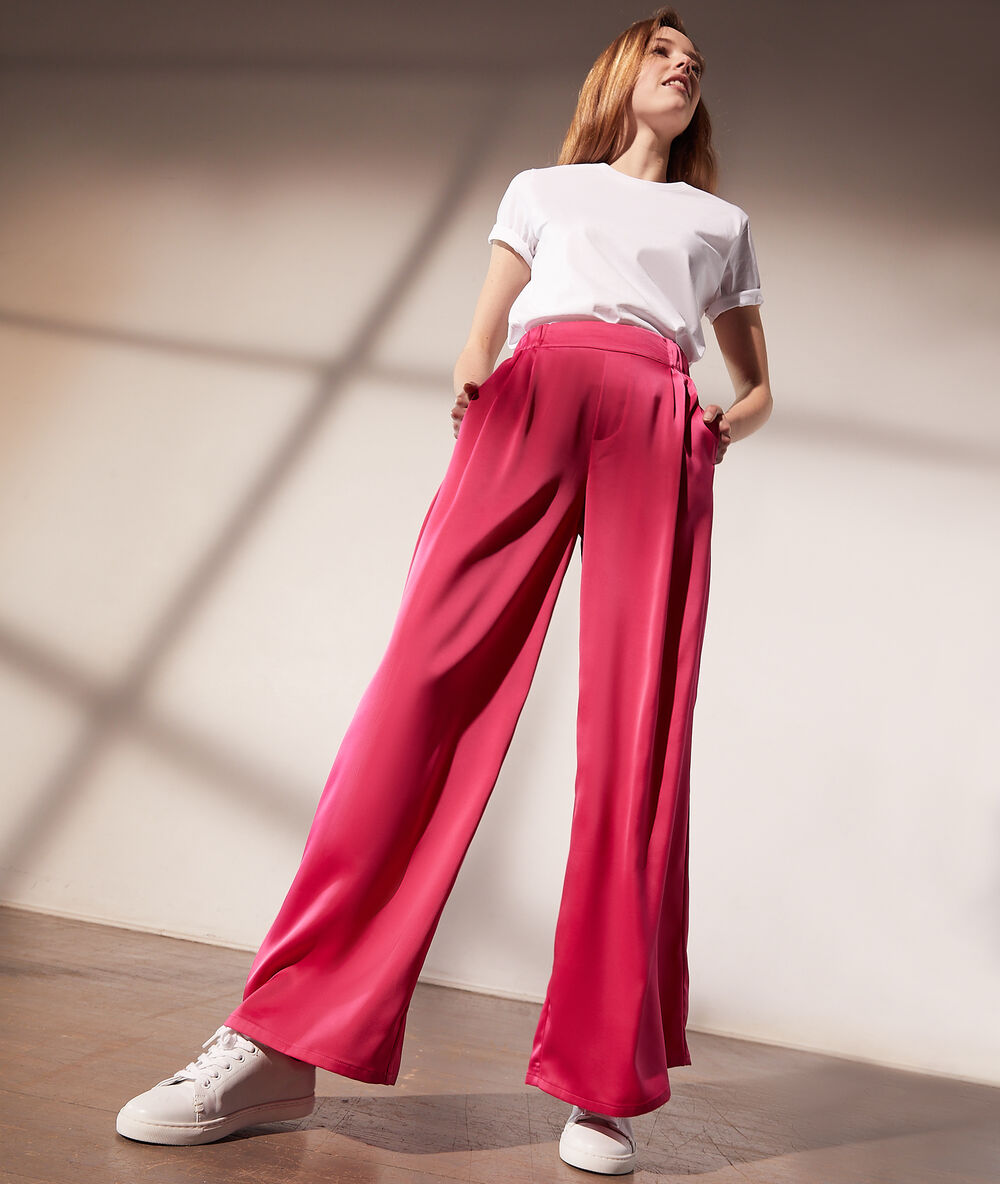 Pantalón ancho satinado rosa.