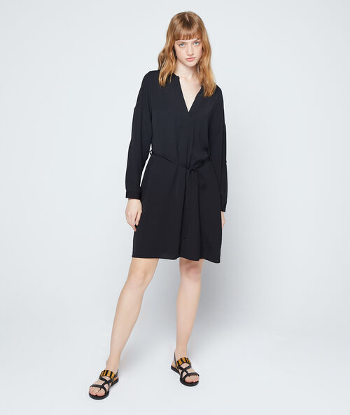 Vestido vaporoso anudado negro.