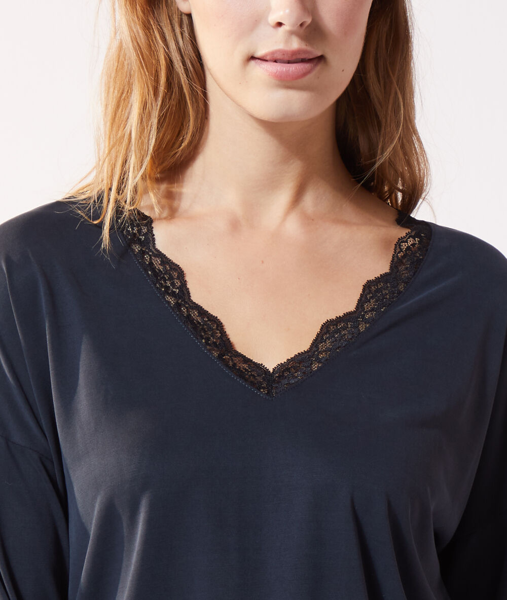 Camiseta escotada con motivos de encaje negro.