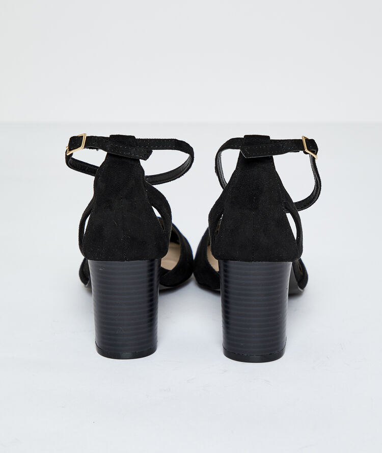 Sandalias de talón efecto ante negro.