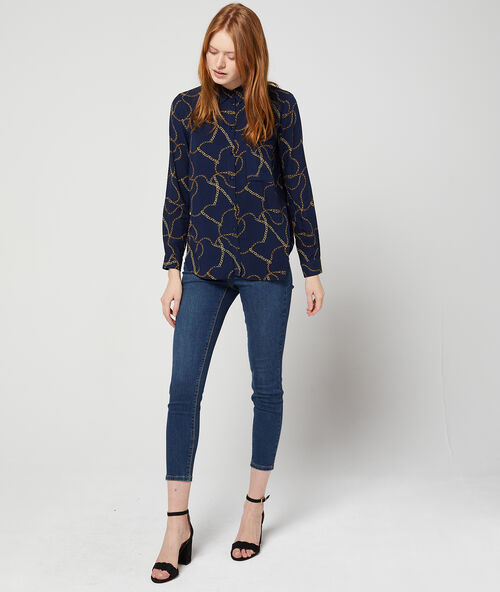 Camisa con estampado de cadenas azul.
