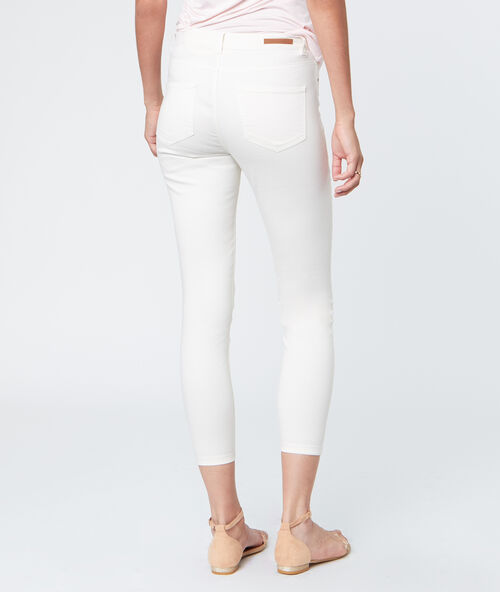 Pantalón capri algodón crudo.