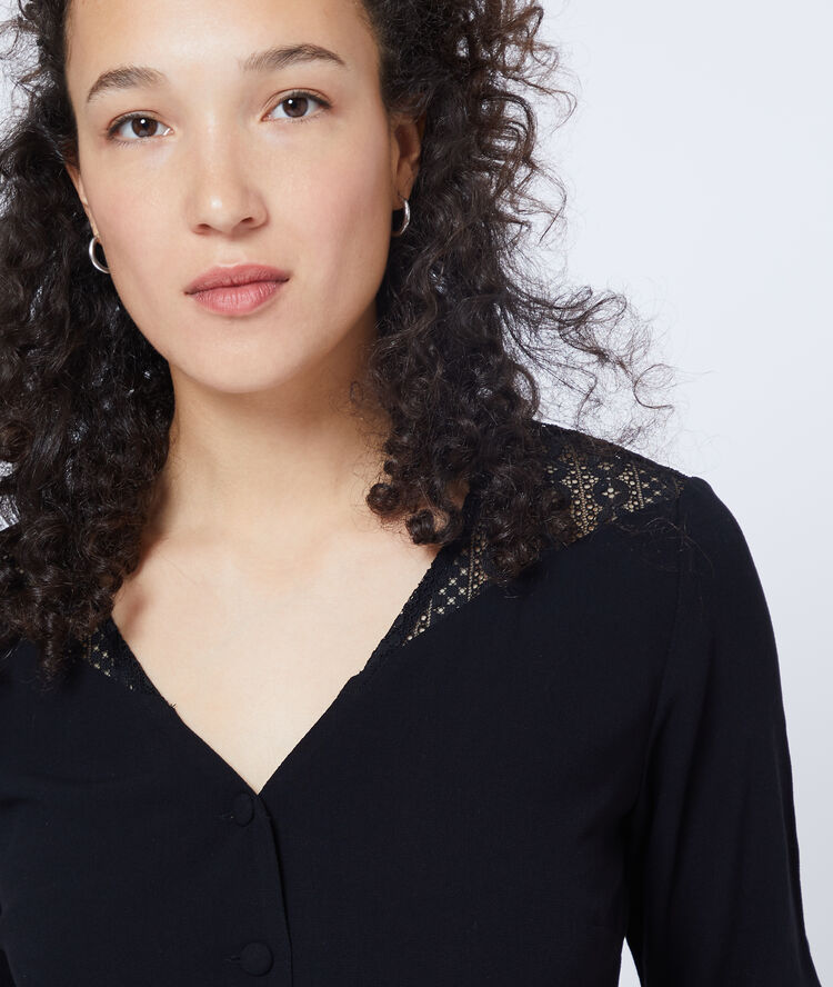 Blusa abotonada de guipur negro.