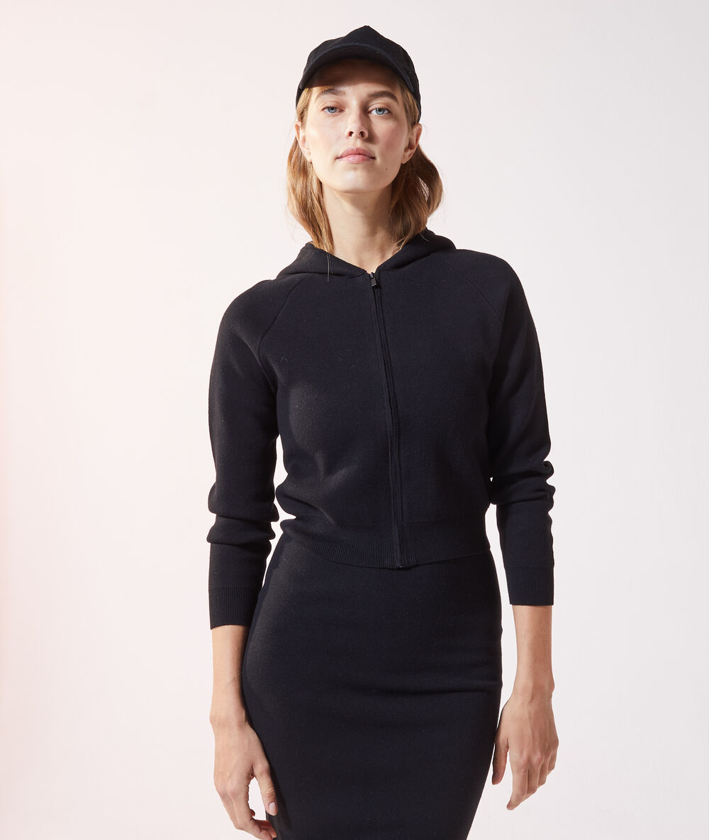 Chaqueta tipo sudadera con capucha negro.