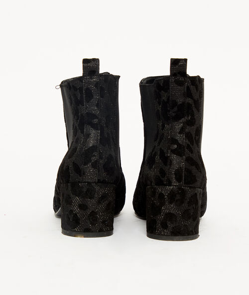 Botines de talón con estampado de leopardo negro.