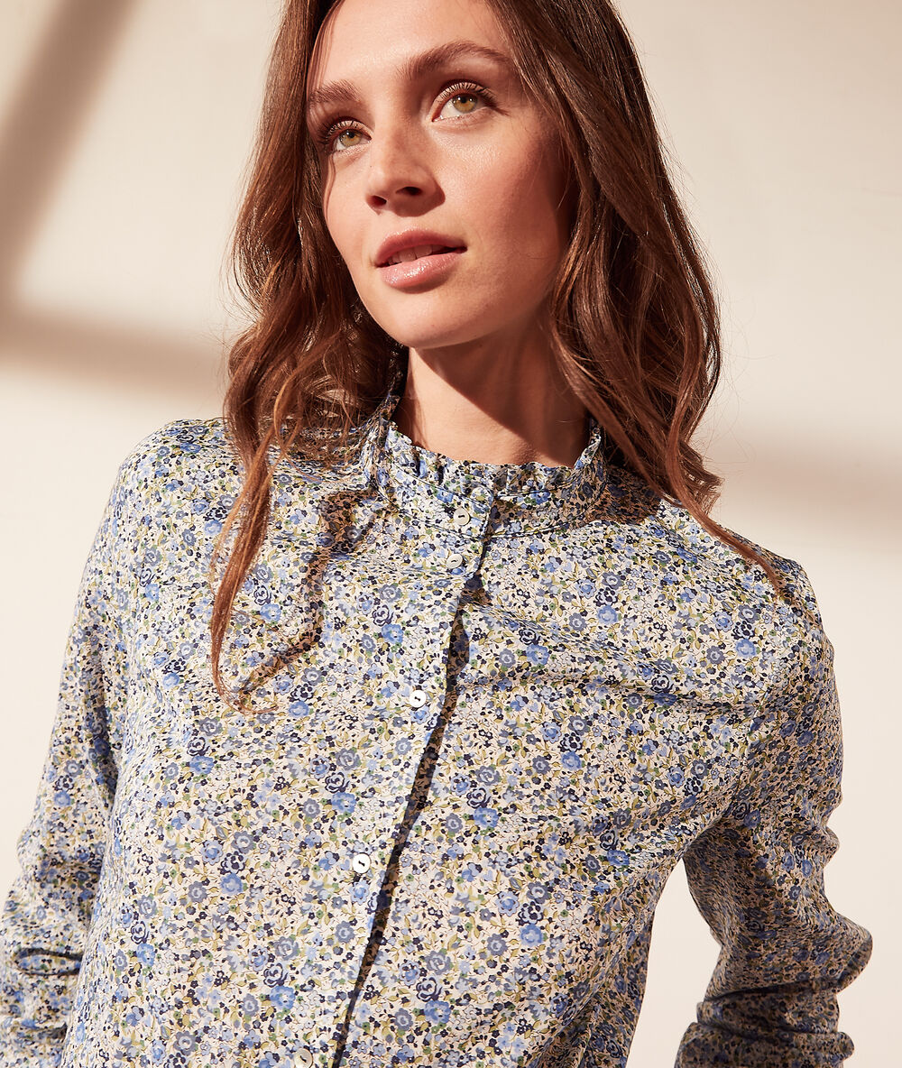 Camisa tejido liberty azul.