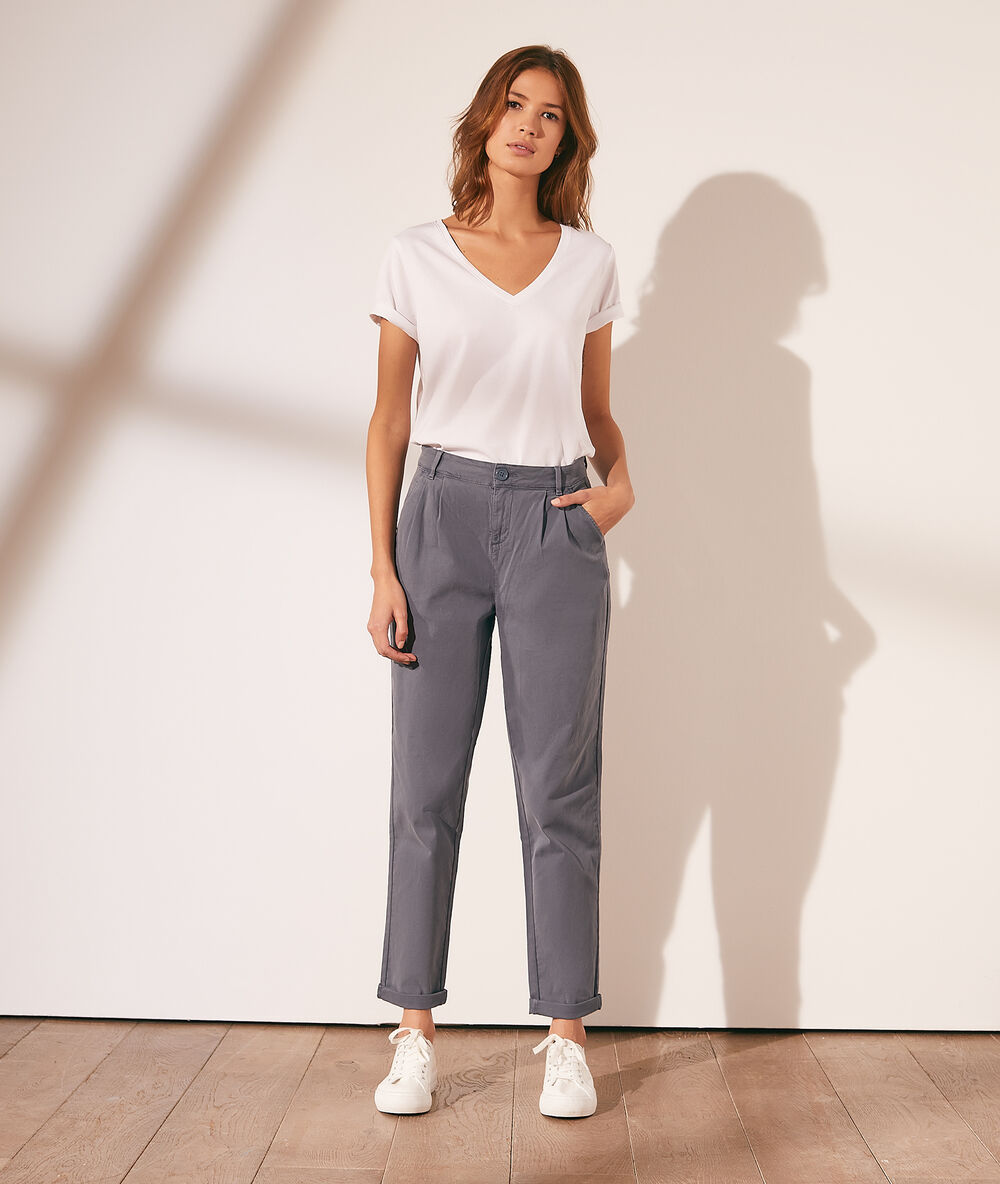 Pantalón chino carbón.