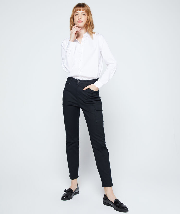 Pantalón ajustado con bolsillos negro.