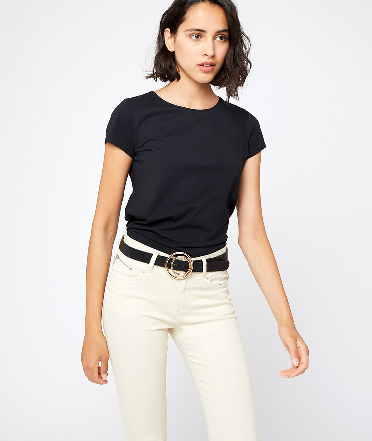Camiseta cuello en v de algodón negro.