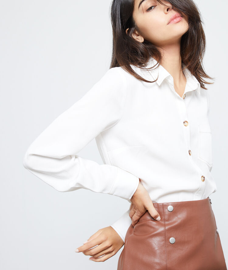 Camisa botones ambarinos de tencel crudo.