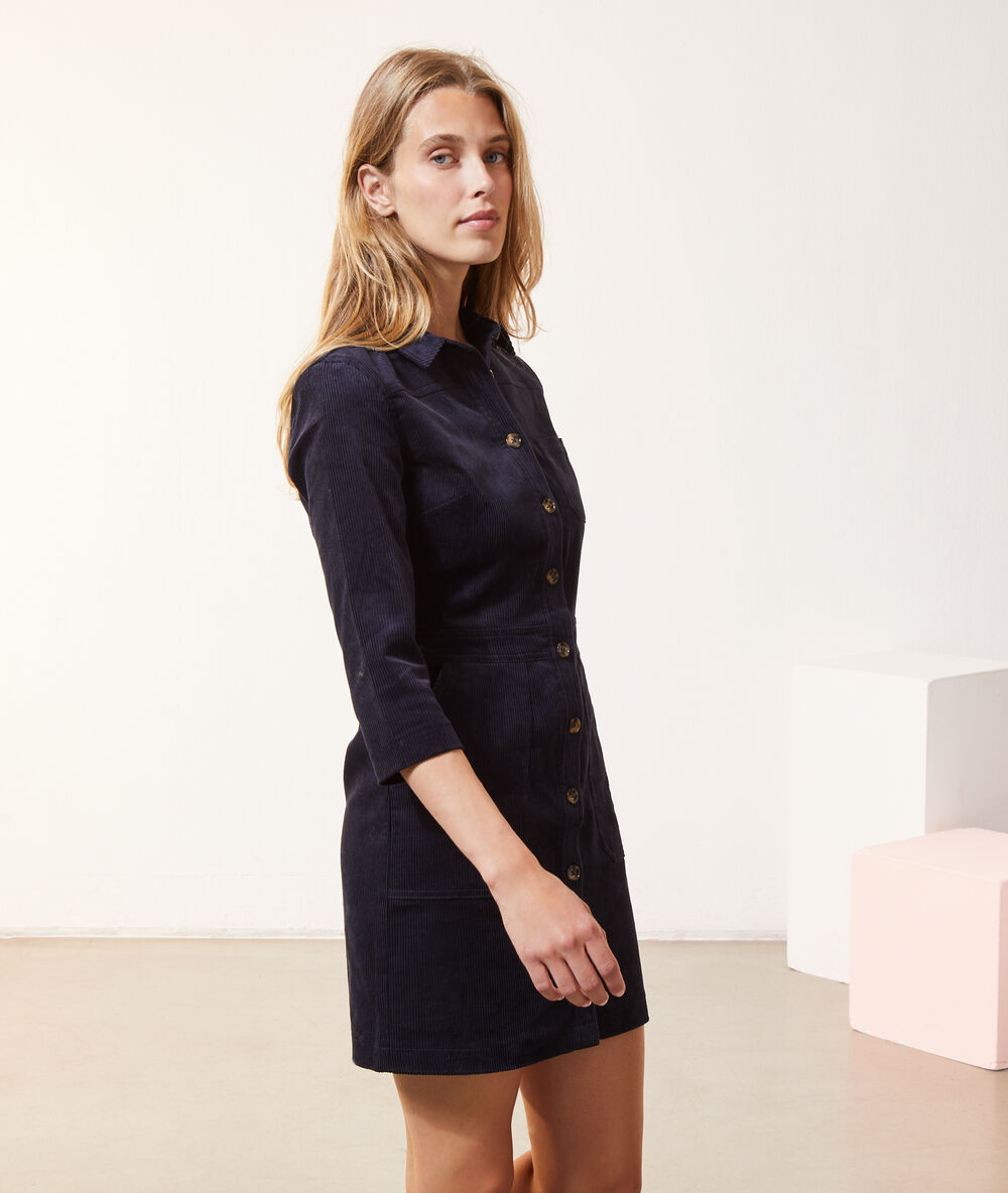 Robe en velours côtelé, boutonnée marine.